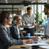 Mitarbeiter analysieren Microsoft 365 Dokumente sicher mit KI in einem modernen Büro.